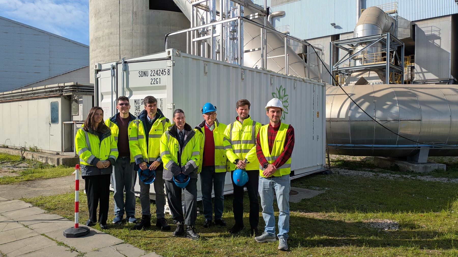 The Hovyu and Valorsul teams beside the containerized Hyperion pilot at the waste-to-energy plant